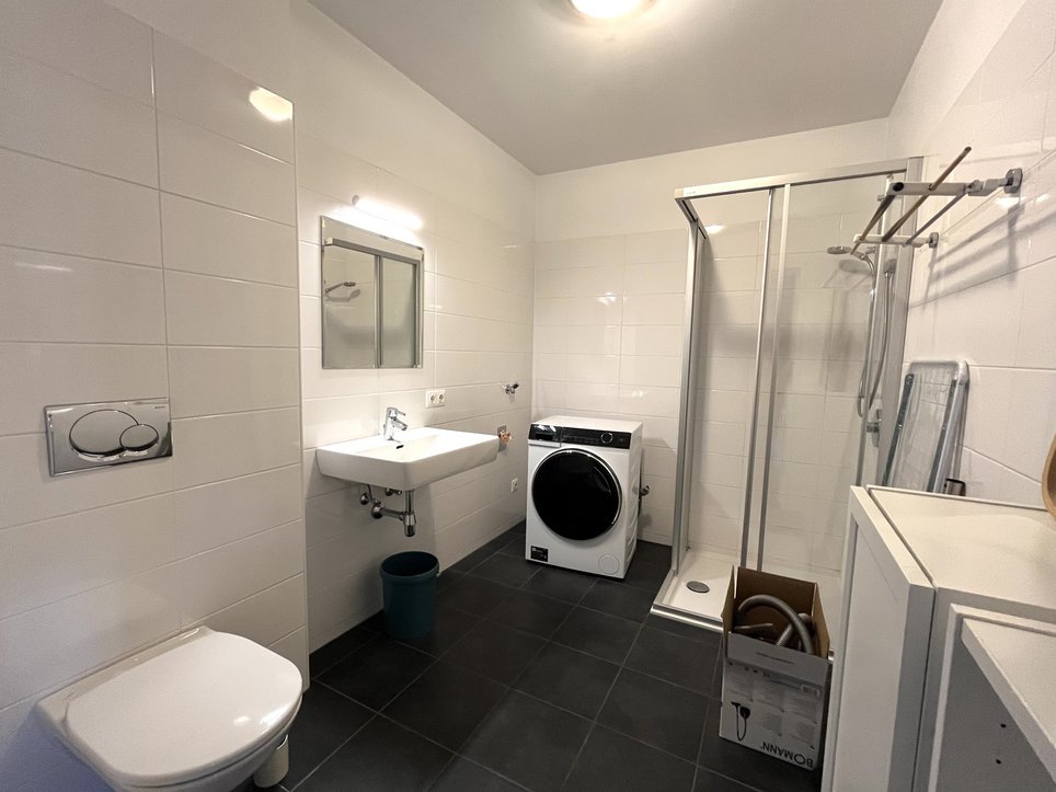 4_Bad mit Dusche und WC